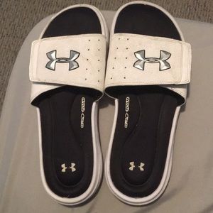 UNDER ARMOR SLIP ONS MENS 6 WOMENS 8
